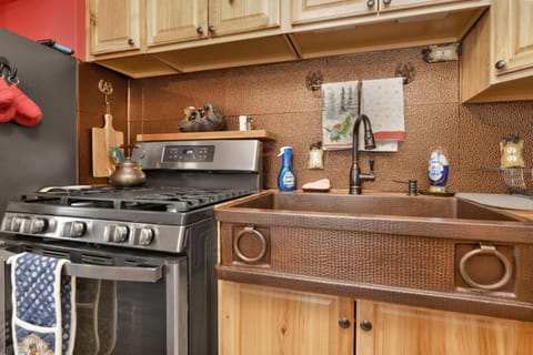 Emma's Cottage- Adorable Central Cozy Modern Chalet Home- Minutes to Activities Chalet in Southern California