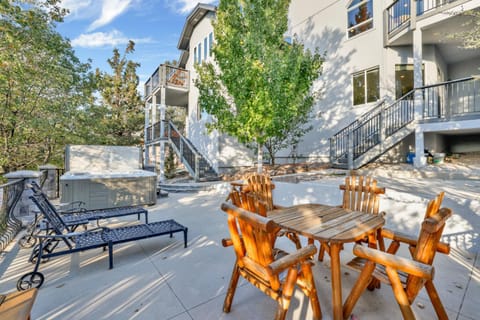 Property building, Patio, Balcony/Terrace, Seating area