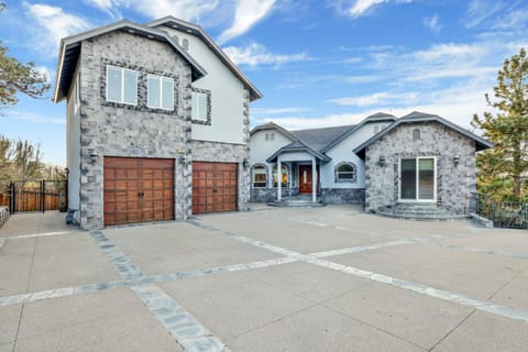 Sunset Ridge Villa- Incredible Log Cabin Estate- Hot Tub- Game Tables- Cabin in Big Bear