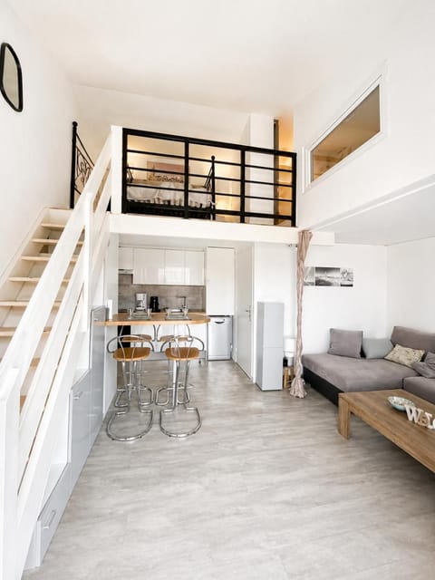 Kitchen or kitchenette, Living room, Seating area, Dining area, stove