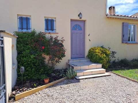 House of magic lake House in Gréoux-les-Bains