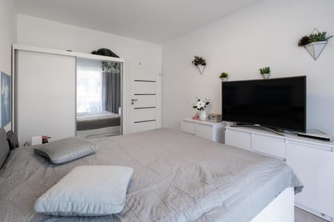 Bed, TV and multimedia, Seating area, Evening entertainment, Bedroom