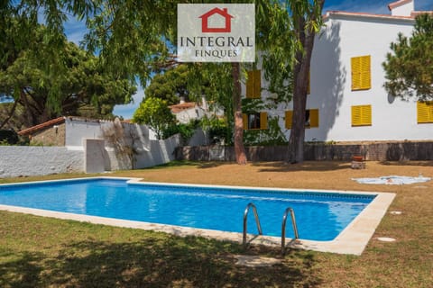 Property building, Day, Garden view, Pool view, Swimming pool, sunbed