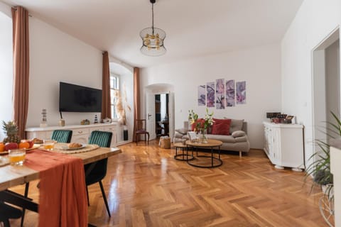 TV and multimedia, Living room, Food and drinks, Seating area, Dining area