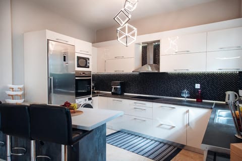 Kitchen or kitchenette, dishwasher, minibar, oven, stove