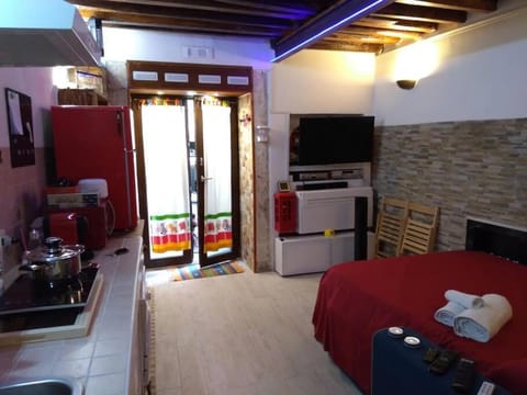 Communal lounge/ TV room, Bed, TV and multimedia, Kitchen or kitchenette, Photo of the whole room, Bedroom, minibar, towels