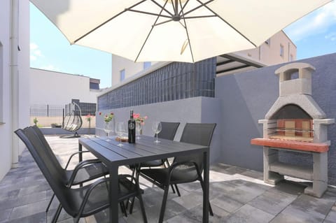 Property building, Patio, BBQ facilities, Balcony/Terrace