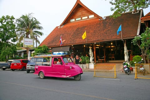 Facade/entrance