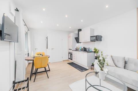 TV and multimedia, Kitchen or kitchenette, Living room, Seating area, Dining area, minibar, pet friendly, stove
