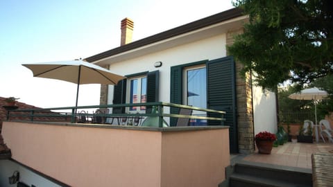 Property building, Facade/entrance, Balcony/Terrace