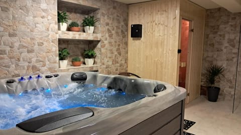 Hot Tub, Sauna
