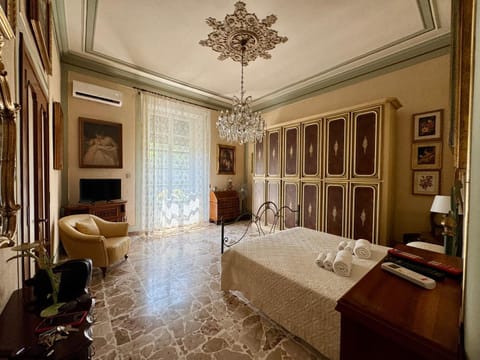 Bed, TV and multimedia, Photo of the whole room, Bedroom, towels, wardrobe, air conditioner