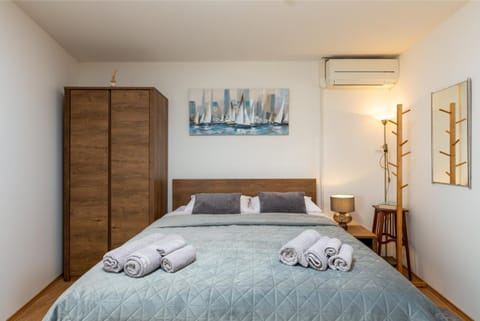 Bedroom, wardrobe, air conditioner