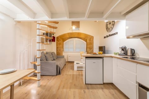 Kitchen or kitchenette, Living room, Seating area, Dining area, stove