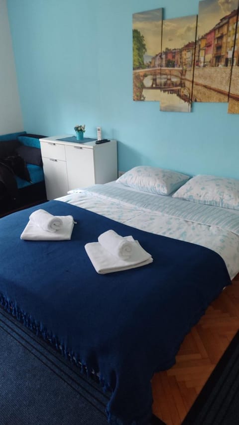Bed, towels