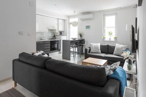 Living room, Seating area, Dining area, air conditioner
