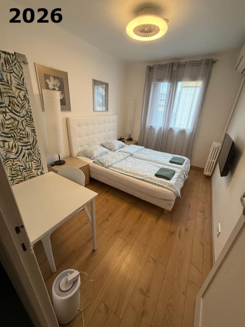 The NICE - 3 rooms, 3air cond, 3TV, 3fans, 2 wc, WIfi everywhere 5min aeroport, train, beach, 1min tram, 15 min centre, port, parking possible Apartment in Nice