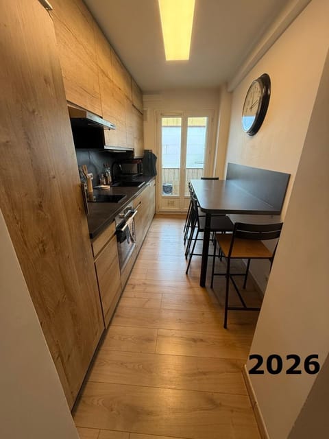 The NICE - 3 rooms, 3air cond, 3TV, 3fans, 2 wc, WIfi everywhere 5min aeroport, train, beach, 1min tram, 15 min centre, port, parking possible Apartment in Nice