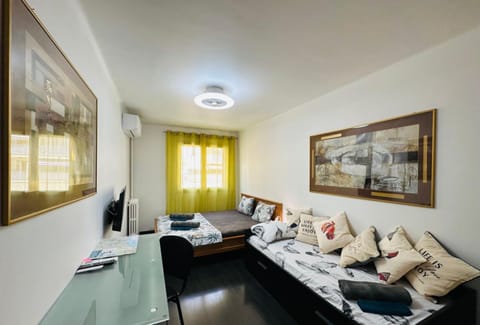 The NICE - 3 rooms, 3air cond, 3TV, 3fans, 2 wc, WIfi everywhere 5min aeroport, train, beach, 1min tram, 15 min centre, port, parking possible Apartment in Nice