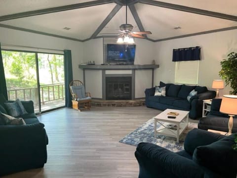 Communal lounge/ TV room, TV and multimedia, Living room, Seating area, fireplace, flat iron