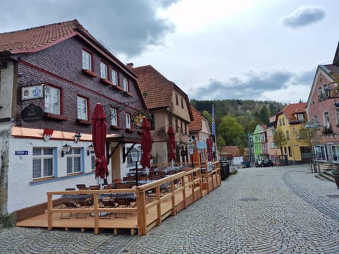 Property building, Day, Natural landscape, Mountain view, Street view, Location
