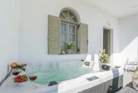 Luxury Vacation Villa Irene with private juccuzi Apartment in Perissa
