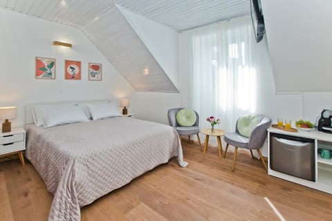 Bed, TV and multimedia, Photo of the whole room, Bedroom