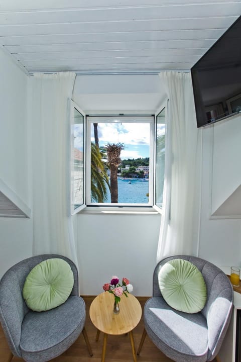 TV and multimedia, Seating area