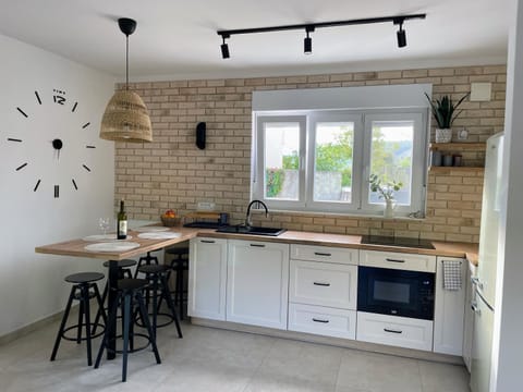 Kitchen or kitchenette, Dining area, minibar, pet friendly, stove