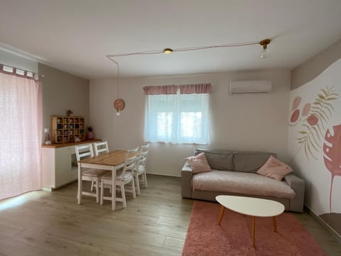 Living room, Seating area, Dining area, air conditioner