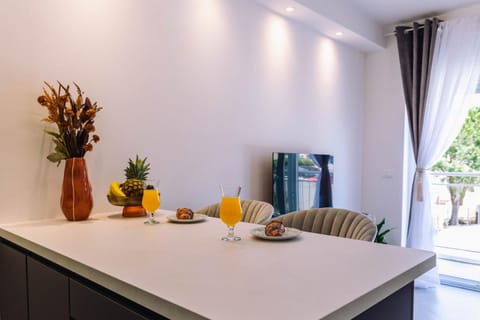 Kitchen or kitchenette, Food, Drinks