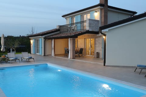 Property building, Natural landscape, BBQ facilities, Balcony/Terrace, Swimming pool, sunbed