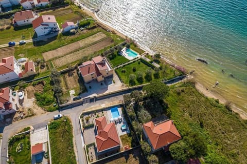 Property building, Day, Neighbourhood, Natural landscape, Bird's eye view, Beach, Pool view, Sea view, Street view, Swimming pool, Location, Parking