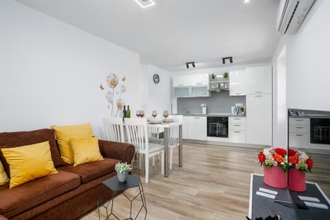 Kitchen or kitchenette, Living room, Seating area, Dining area, pet friendly, stove