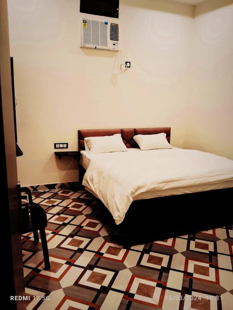 Bed, Photo of the whole room, air conditioner