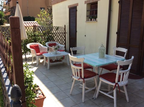 Property building, Facade/entrance, Garden, Garden, Garden view, Garden view, Street view, Breakfast, Seasons, Quiet street view, hair dresser