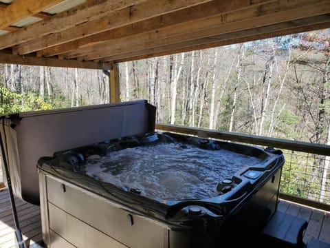 Cabin with a view in Hot Springs—walk to AT Cabin in Hot Springs