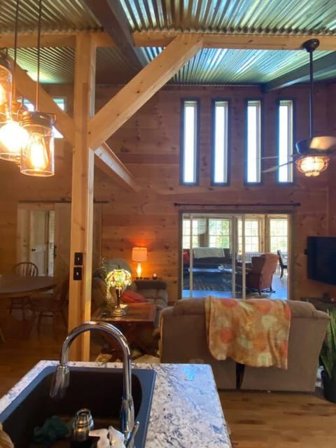 Cabin with a view in Hot Springs—walk to AT Cabin in Hot Springs