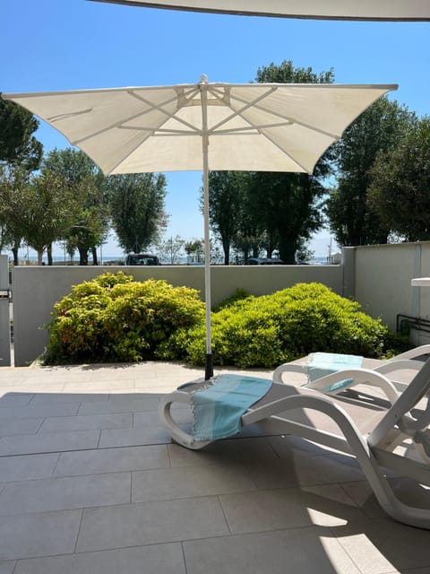 View (from property/room), Balcony/Terrace, sunbed