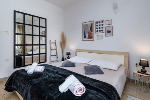 Bed, Photo of the whole room, Bedroom, towels