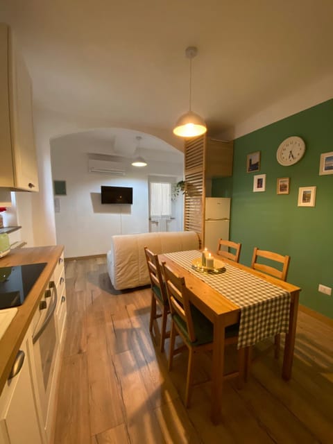 Living room, Seating area, Dining area, minibar, oven, pet friendly, stove