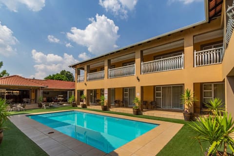 Property building, Day, Pool view, Swimming pool