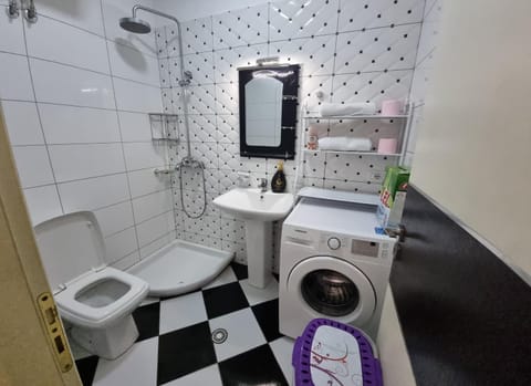 Shower, Toilet, Bathroom, towels, washing machine