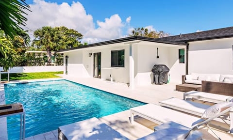 Property building, Patio, Day, Garden, Garden view, Pool view, Swimming pool, sunbed