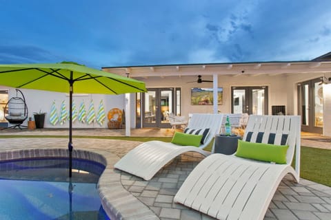 Patio, Swimming pool, sunbed