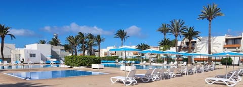 Swimming pool, sunbed, sunbed, towels, towels