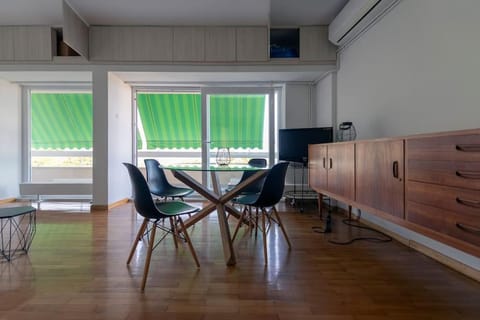 TV and multimedia, Living room, Seating area, Dining area, air conditioner