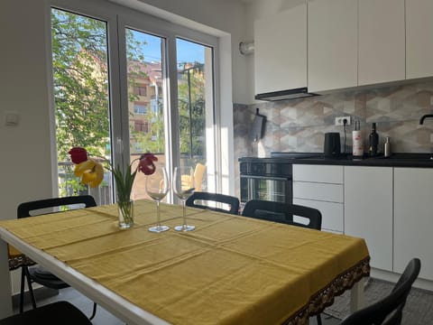 Dining area, kitchen