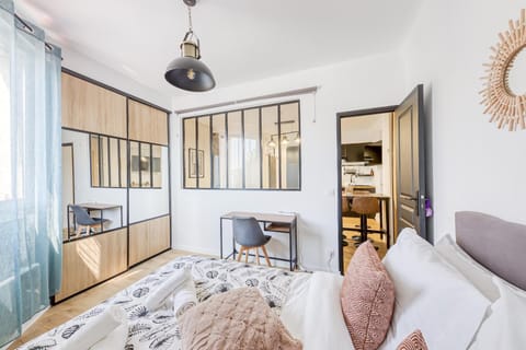 Bed, Living room, Photo of the whole room, Seating area, Dining area, Bedroom