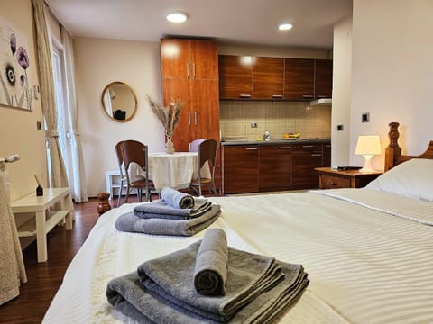 Living room, Bedroom, towels